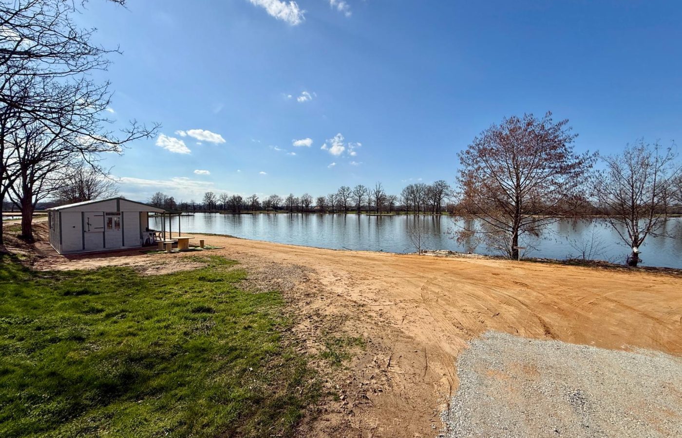 Poste 4 Le Passage Les Etangs du Brionnais Pêche à la Carpe Specimen no kill Saône-et-Loire 71 chalet (1)