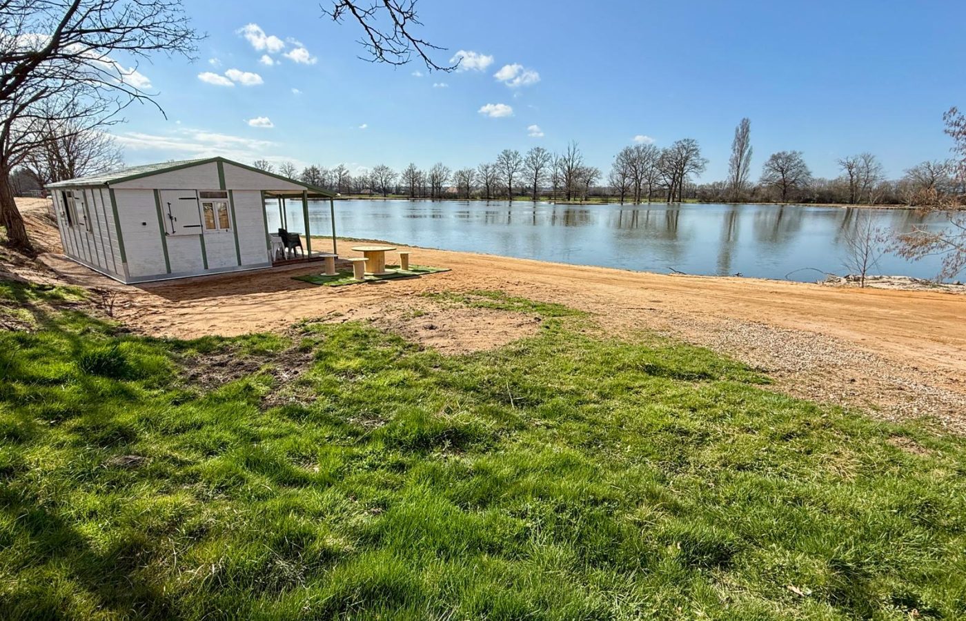 Poste 4 Le Passage Les Etangs du Brionnais Pêche à la Carpe Specimen no kill Saône-et-Loire 71 chalet (2)