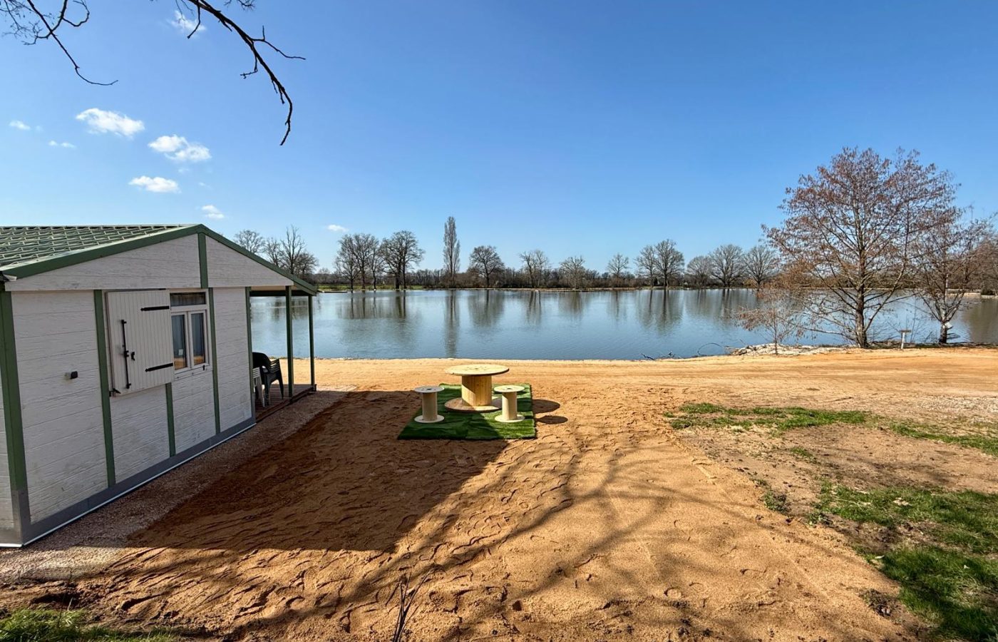 Poste 4 Le Passage Les Etangs du Brionnais Pêche à la Carpe Specimen no kill Saône-et-Loire 71 chalet (3)